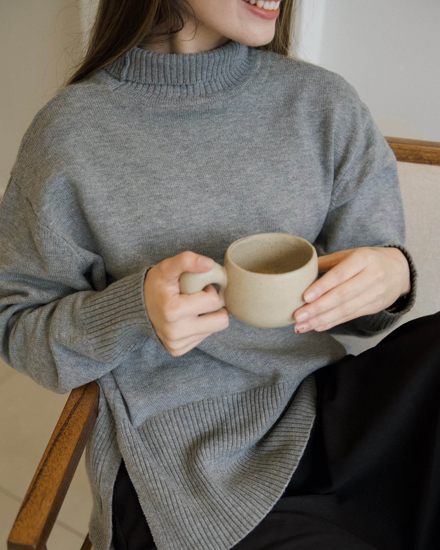 sweaters gris con cortes laterales